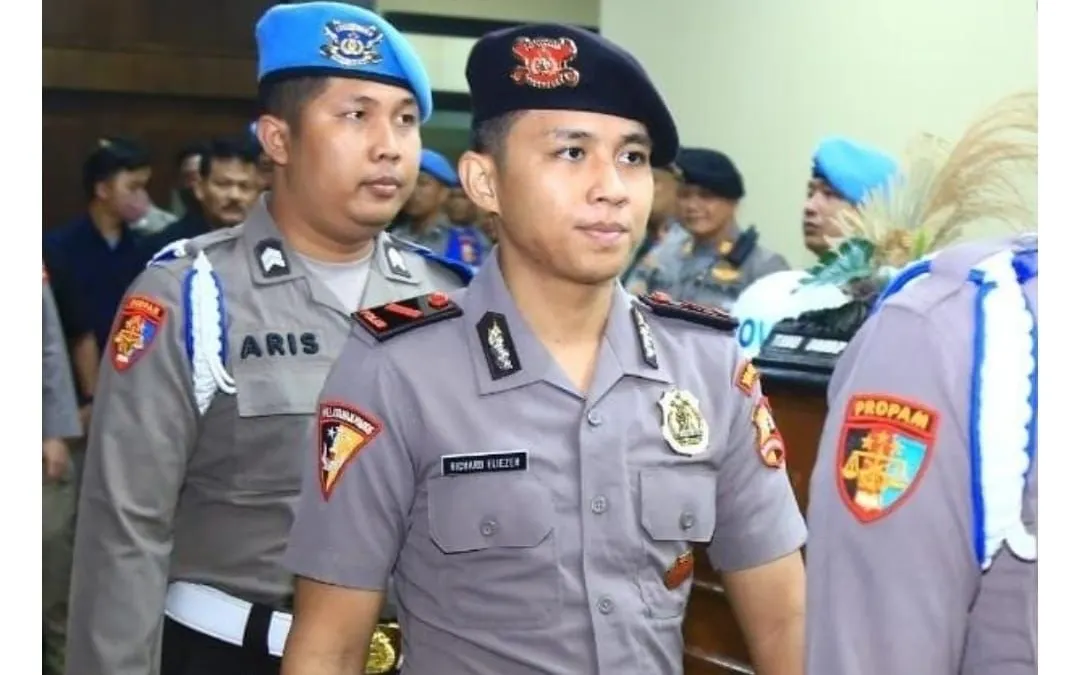 Richard Eliezer atau Bharada E saat menuju ruang sidang kode etik Polri.(Twitter @DivisiHumasPolri)