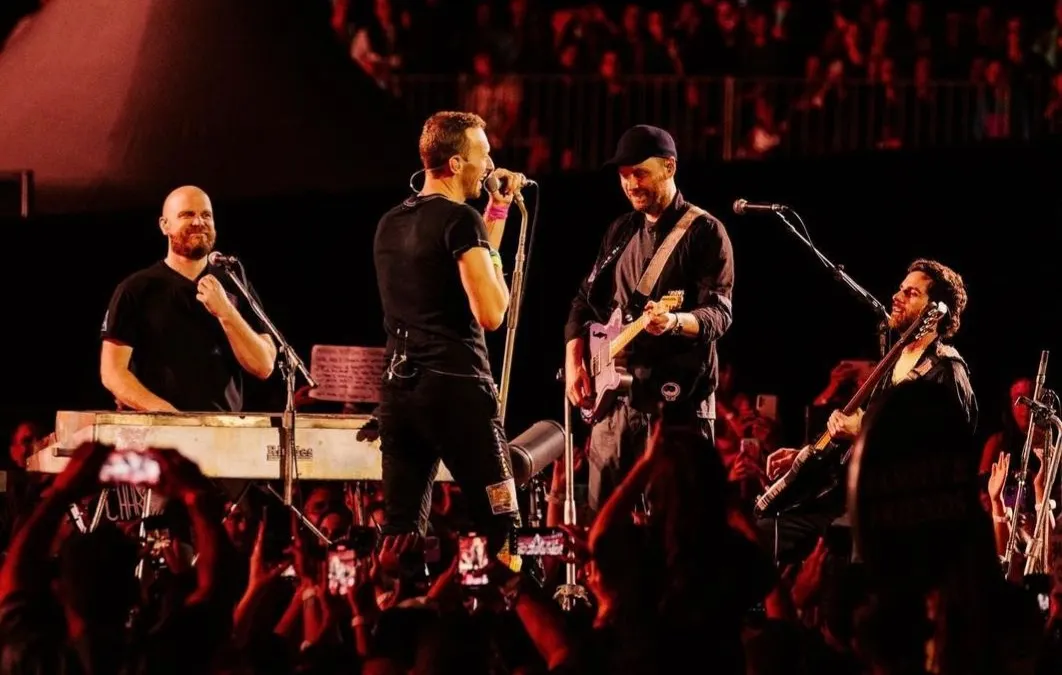 Pembelian tiket public on-sale konser Coldplay bisa dilakukan melalui situs resmi mereka melalui alamat coldplayinjakarta.com.