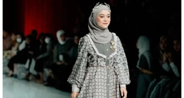 Lesti Kejora memamerkan koleksi terbaru Zaskia Sungkar di RETURN Ramadhan Show 2023.