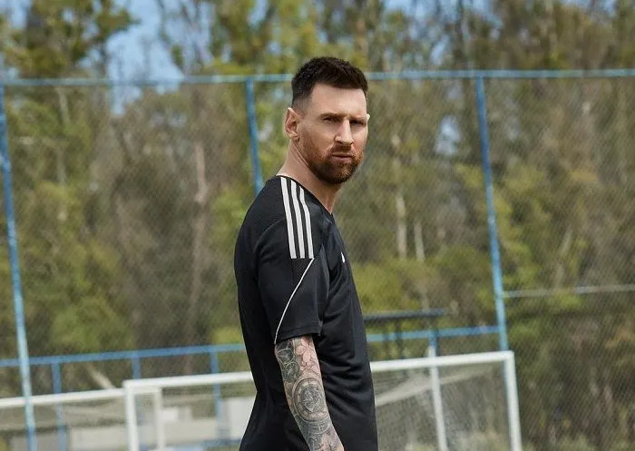 Superstar sepak bola asal Argentina, Lionel Messi, dikabarkan telah menyetujui tawaran dari klub Al Hilal untuk bergabung dengan mereka.