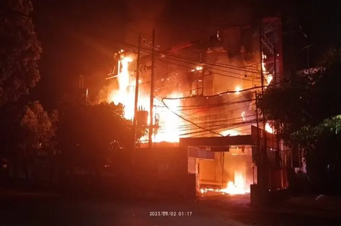 Gedung perbelanjaan Malang Plaza dilahap si jago merah, di Jalan Kyai Agus Salim, Kecamatan Klojen, Kota Malang pada Selasa, 2 Mei 2023.