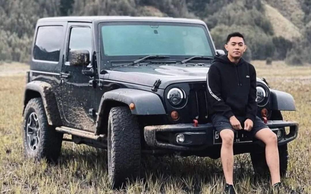 Mario Dandy pose bersama Jeep Robicon