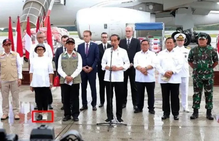 Menteri Luar Negeri (Menlu) Retno Marsudi memang sering menyita perhatian publik, kini terlihat memakai sepatu beda warna sebelah.