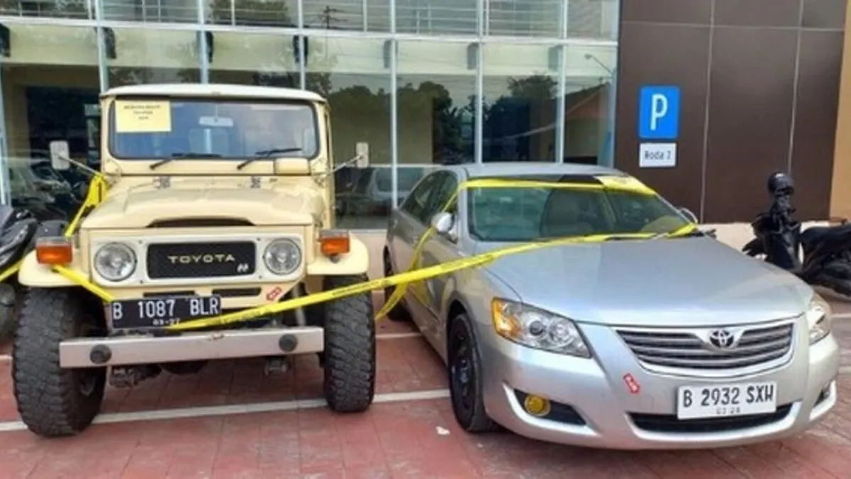 Dua mobil mewah Rafael Alun Trisambodo yang disita oleh KPK. (Instagram/ @korantalk.news)