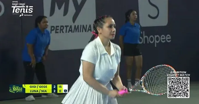 Nagita Slavina tertangkap kamera mencuri-curi waktu di sela tanding tenis untuk touch up makeup, curi perhatian netizen.