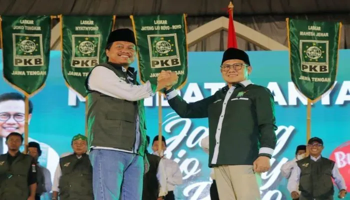 Ketua Umum DPP PKB Dr H Abdul Muhaimin Iskandar MSi mengukuhkan Laskar Ijo Royo-royo yang dipimpin Ketua DPW PKB Jateng KH M Yusuf Chudlori dalam "Mandat Rakyat untuk Jateng Ijo Royo-royo" di Kota Semarang. (foto dok DPW PKB Jateng)