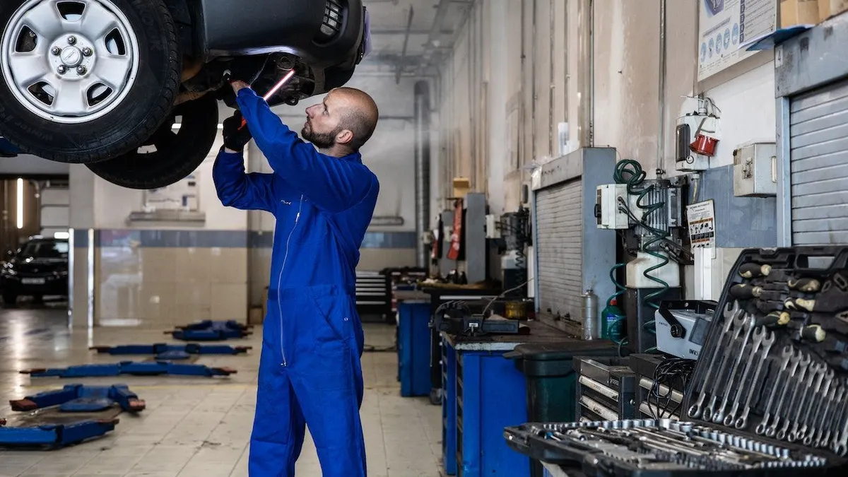 Ilustrasi. PT Honda Prospect Motor membuka lowongan kerja untuk posisi Operator Produksi di pabrik mereka yang berlokasi di Karawang, Jawa Barat.