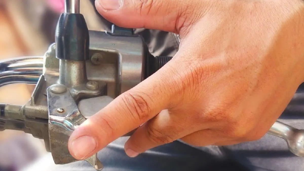 Secara keseluruhan, penggunaan parking brake lock pada motor Anda memiliki banyak manfaat yang tidak boleh diabaikan.