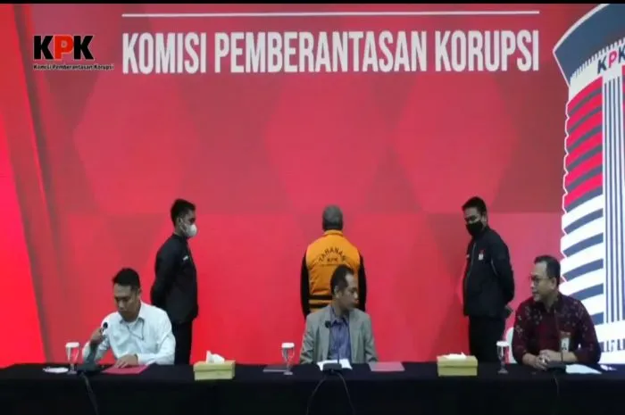 Dengan mengenakan toga advokat, Stefanus Roy Rening hadir penuhi panggilan pemeriksaan KPK pada Selasa, 9 Mei 2023.