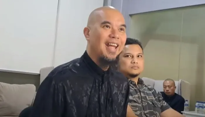 Penyanyi sekaligus penulis lagu Ahmad Dhani melarang keras Once Mekel untuk tidak membawakan lagu Dewa 19 dalam konser.