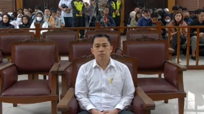 Mantan anak buah Ferdy Sambo, Arif Rachman Arifin dinyatakan terbukti bersalah dan divonis hakim selama 10 bulan penjara dengan denda Rp10 juta.
