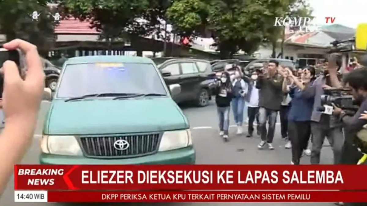 Mobil yang diduga mengantar Eliezer ke Rutan Salemba.(Tangkap Layar YouTube KOMPASTV)