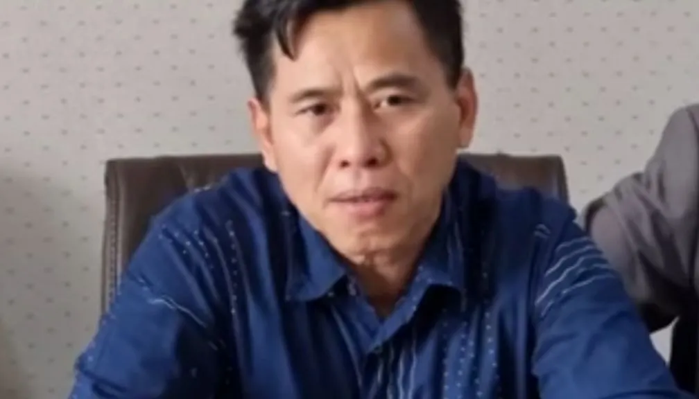 Nama Riang Prasetya sebagai Ketua RT di Pluit terus menjadi sorotan usai memprotes pemilik ruko yang mencaplok bahu jalan.