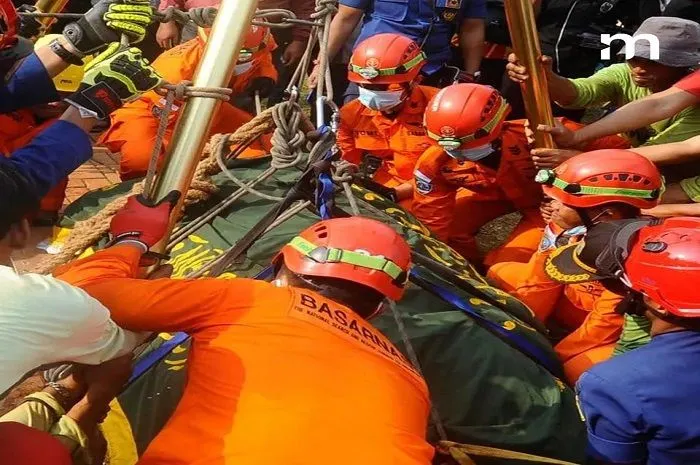 Proses Pemakaman Fajri oleh Petugas