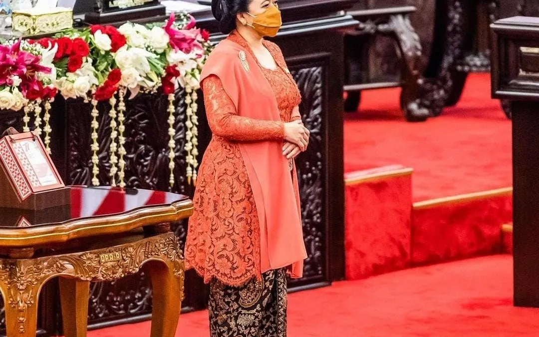 Potret Puan Maharani dengan kebaya merah.(Twitter @Mdy_Asmara1701)