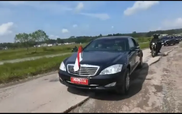 Mobil RI 1 Presiden Joko Widodo melintas di jalan rusak Lampung