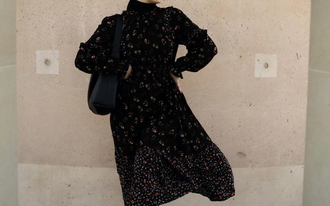 Anna Octarina; Ilustrasi Outer Untuk OOTD Inner Dress Hitam dengan Hijab