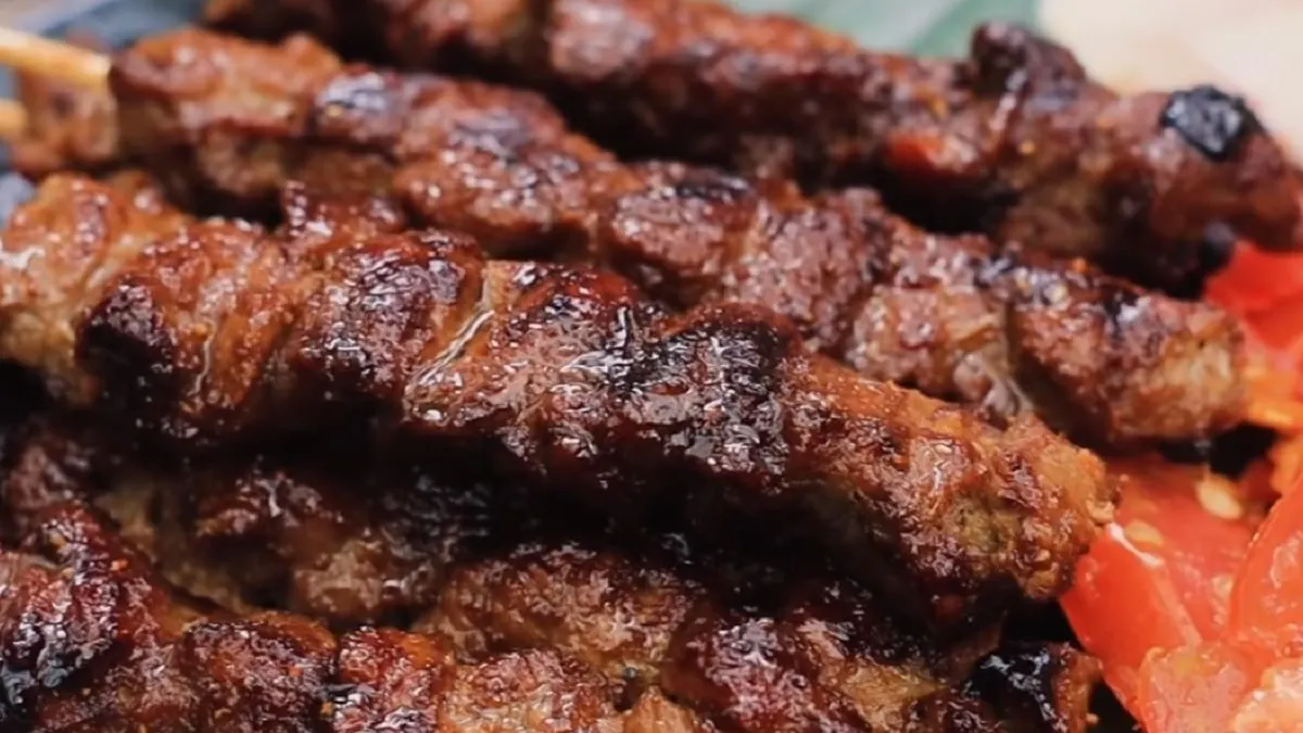 Resep lengkap sate maranggi ala Masterchef Devina Hermawan, dijamin empuk dan bikin ketagihan, dilansir dari kanal YouTube pribadinya.