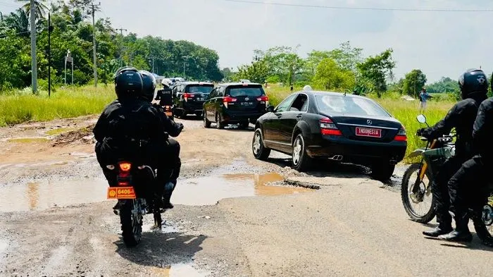 Rombongan Presiden Jokowi berjalan zigzag melewati jalanan rusak di Lampung