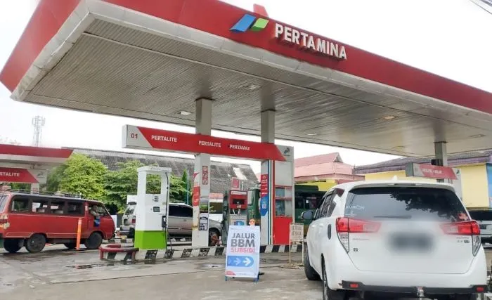 Ilustrasi pengisian BBM di SPBU Pertamina. (foto dok Pertamina)