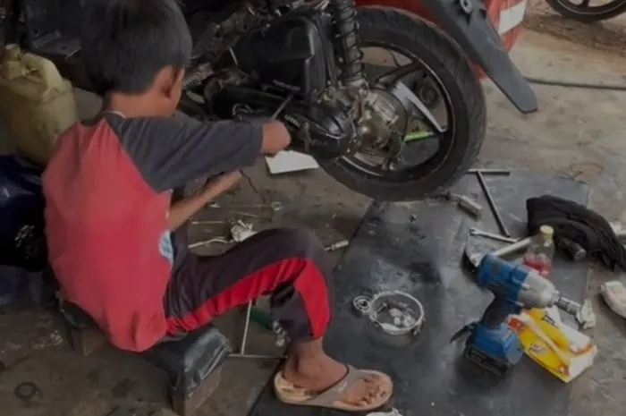  Anak Ini Pilih Bekerja di Bengkel