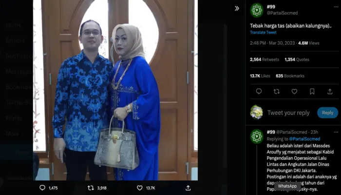 Kepala Bidang Pengendalian Operasional Lalu Lintas dan Angkutan Jalan Dinas Perhubungan DKI Jakarta, Massdes Arouffy bersama sang istri