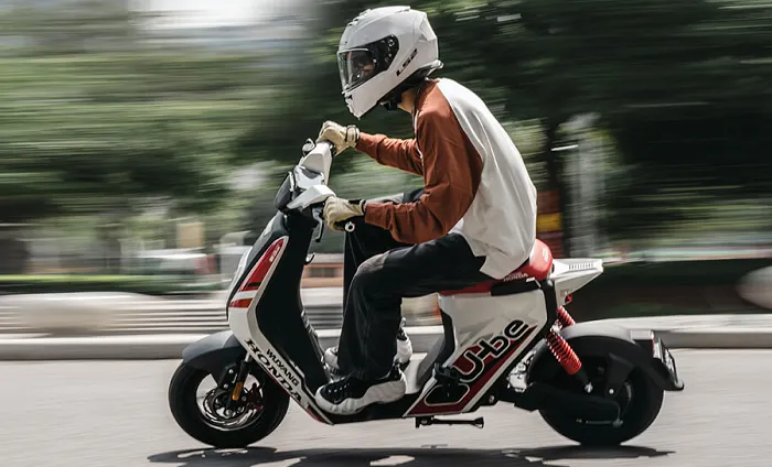 Ilustrasi alasan mengapa oli motor harus diganti secara teratur.