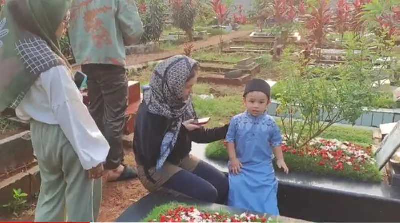 Gala Sky dan sang paman Fadly nampak ziarah ke makam ayah dan ibunda, Bibi dan Vannesa Angel jelang Ramadan