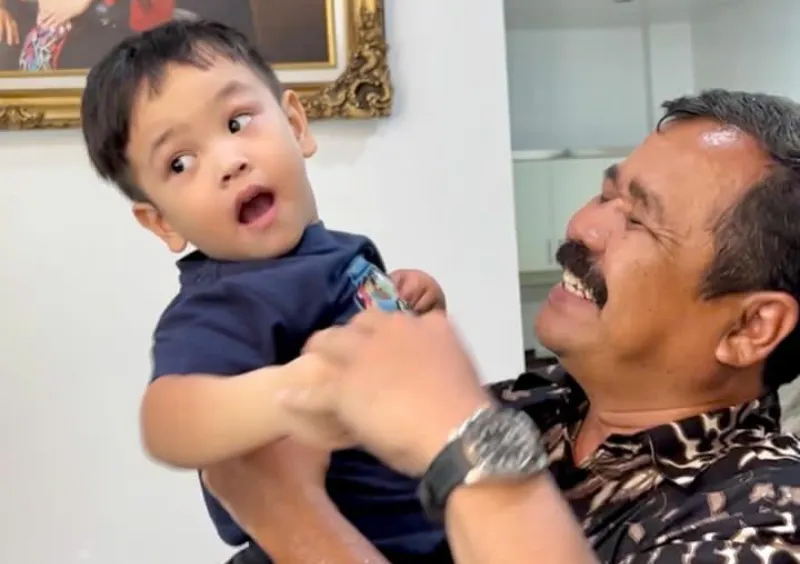 Momen kebahagiaan Gala saat bertemu Pak Ansori, penyelamatnya ketika kecelakaan.