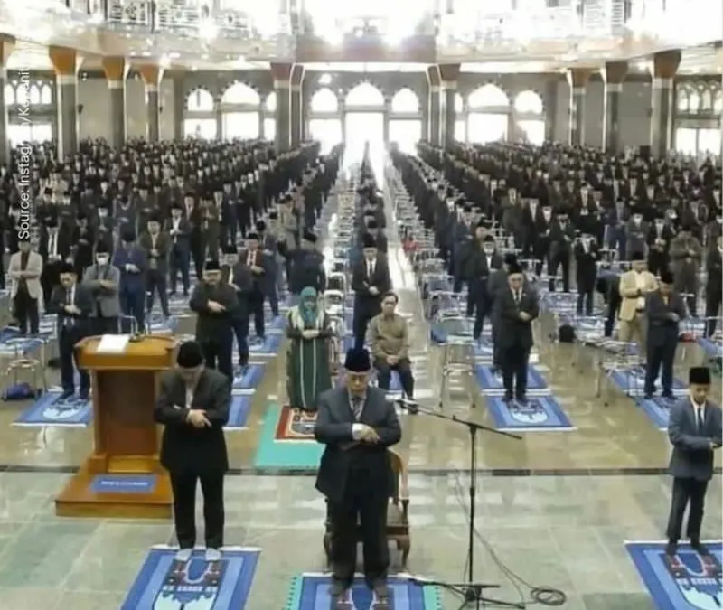 Pesantren Al Zaytun Indramayu yang sedang disorot perihal saf pria dan wanita dicampur bahkan tampak pula berjarak