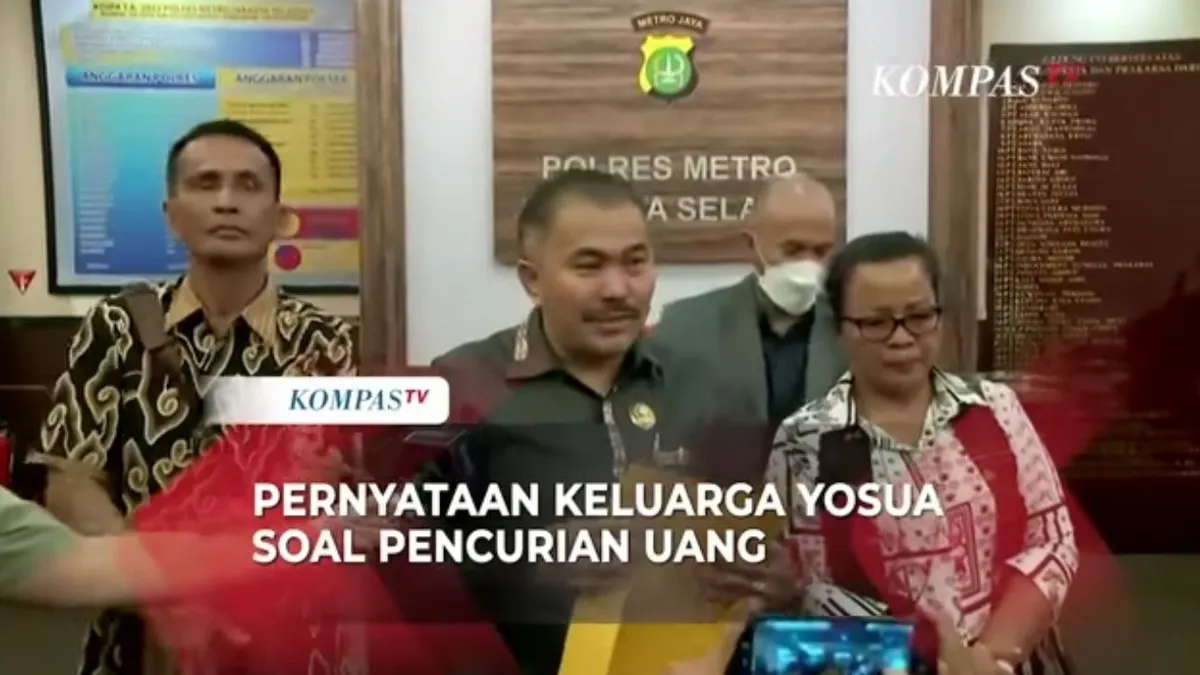 Kamaruddin bersama orang tua Brigadir J melaporkan Ferdy Sambo soal pencurian uang milik Brigadir Yosua.(Tangkap Layar YouTube KOMPASTV)