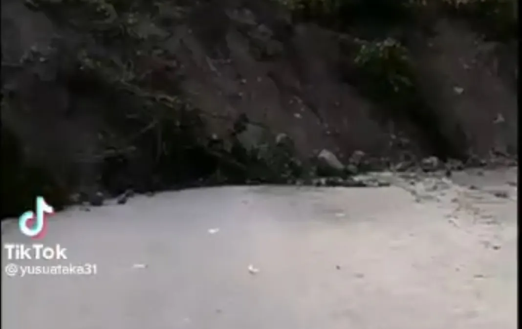 Masyarakat Kabupaten Kupang, Nusa Tenggara Timur (NTT) dikejutkan dengan fenomena alam gunung yang berpindah menutupi badan jalan.