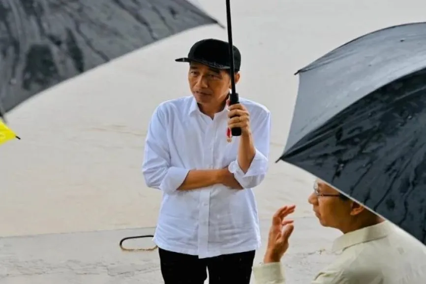 Potret Presiden Jokowi saat meninjau proyek normalisasi kali Ciliwung.(Tangkap Layar Instagram @jokowi)