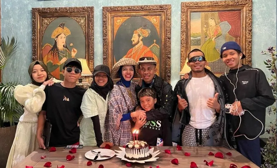 Keluarga Gen Halilintar sering kali menjadi buah bibir warganet, punya sumber kekayaan Gen Halilintar yang membuat mereka tajir melintir.