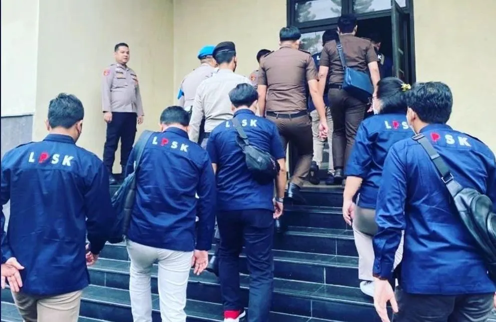 Para anggota LPSK yang sedang menuju ruang sidang.(Tangkap Layar Instagram @edwinpartogi)