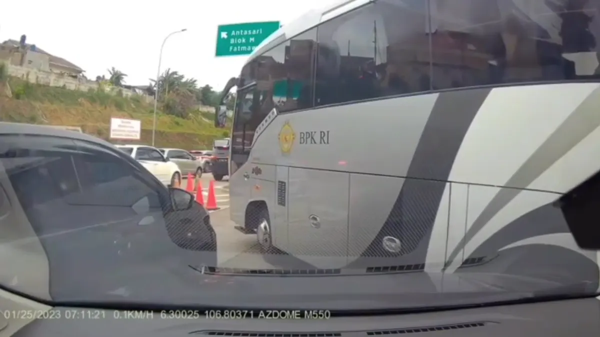 Bus BPK RI Terciduk Serobot Antrean di Jalan Tol