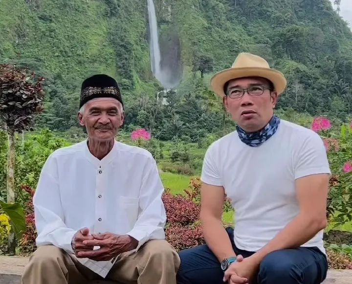 Sebagai Gubernur Jawa Barat, Ridwan Kamil sempatkan diri berkunjung ke rumah Abah Ajang di Cianjur dengan pemandangan indah.