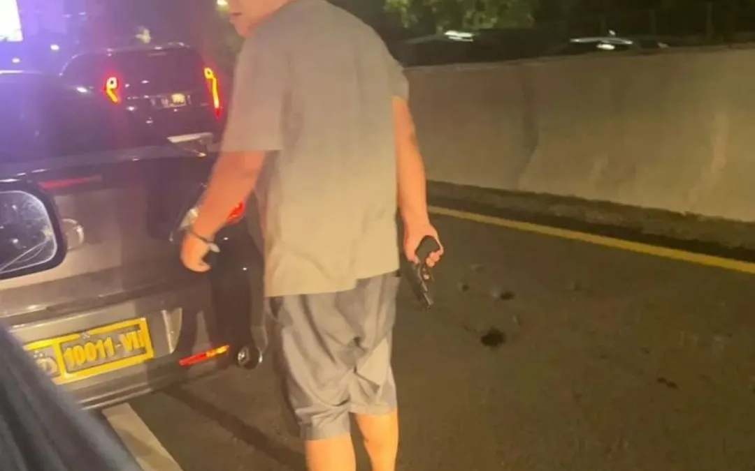 Aksi Koboi Pengendara Mobil Plat Dinas POLRI, Todongkan Pistol hingga Berkata Kasar