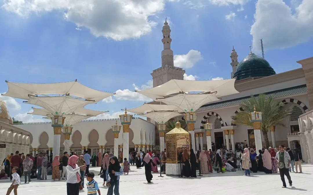 Sebuah masjid di Blitar, Jawa Timur mendadak viral lantaran disebut mirip tampilannya dengan Masjid Nabawi yang ada di Madinah, Arab Saudi.