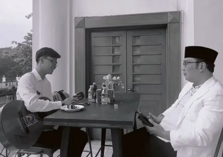 Guru ASN Pangandaran, Husein Ali Rafsanjani (kiri), menunjukkan keahliannya bermain musik di depan Gubernur Jawa Barat, Ridwan Kamil.