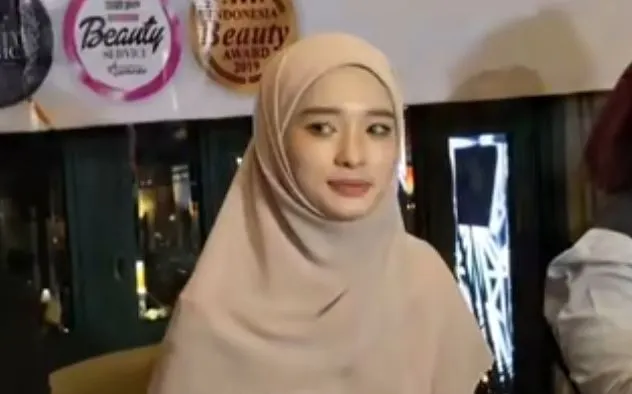 Inara Rusli putuskan buka cadar - Inara Rusli Tak Peduli Hujatan Setelah Buka Cadar: Untuk Kasih Nafkah Anak Tanpa Bergantung Pada Ayah Mereka
