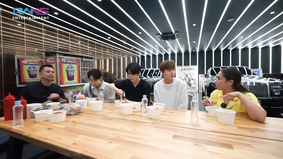 Raffi-Nagita dan Doyoung, Jaehyun, dan Jungwoo.