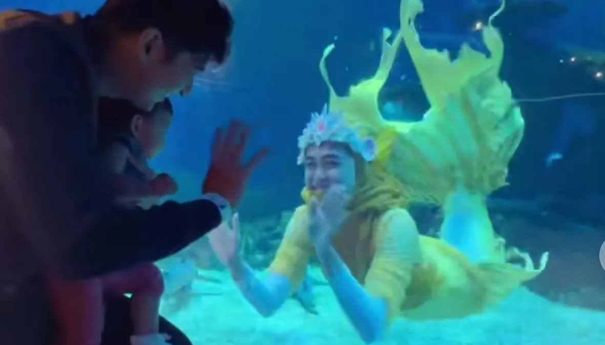 Ria Ricis menarik perhatian warganet ketika ia menjadi mermaid dan berenang bersama ikan-ikan di aquarium besar.