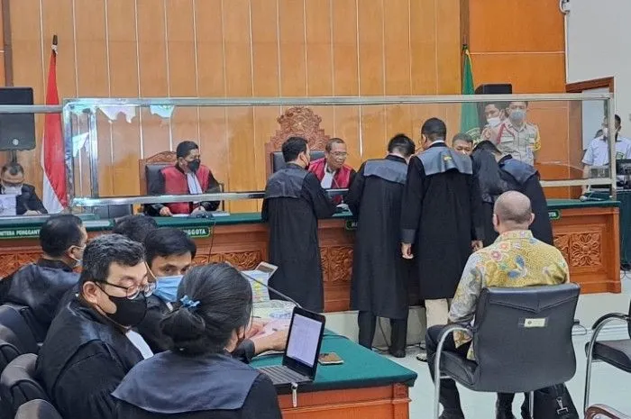 Irjen Pol Teddy Minahasa kembali jadi bahan perbincangan publik, kini marah kepada saksi bernama Fatullah Adiputra.