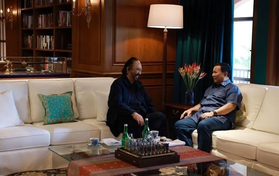 kedatangan Surya Paloh, Ketua Umum Partai NasDem ke Hambalang, yang mana kediaman dari Ketua Umum Partai Gerindra, Prabowo Subianto.