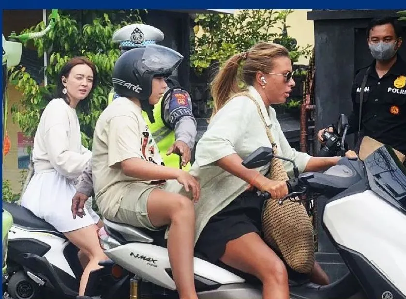 Ilustrasi Bule di Bali naik Motor