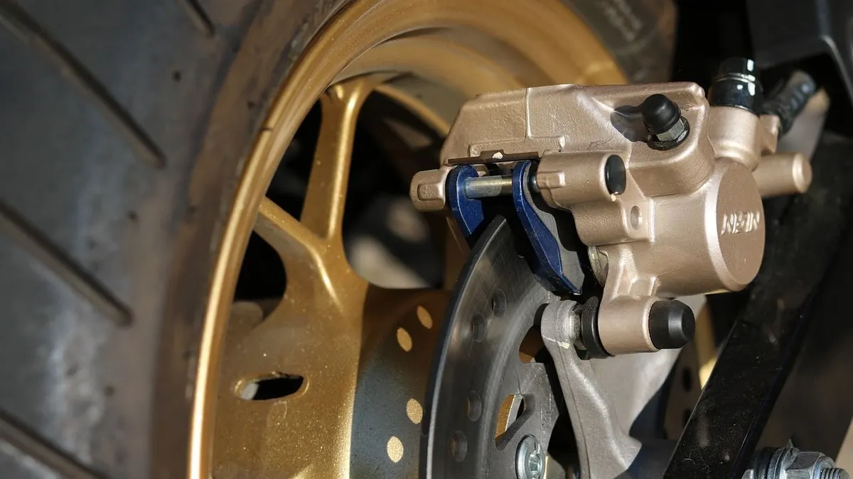 Suara berdecit pada rem motor bisa menjadi tanda adanya masalah yang perlu segera diatasi. Terutama di musim hujan.