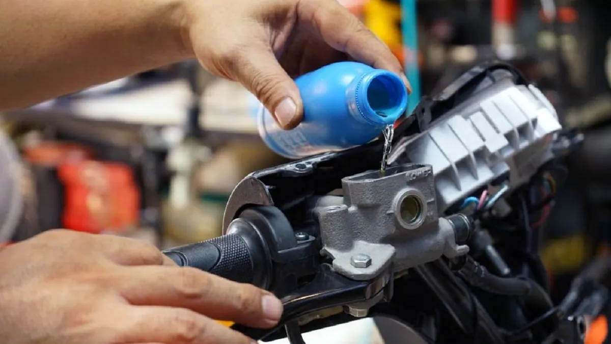 Dalam menjaga kinerja motor yang optimal, mengganti minyak rem secara teratur merupakan langkah yang tak boleh disepelekan.