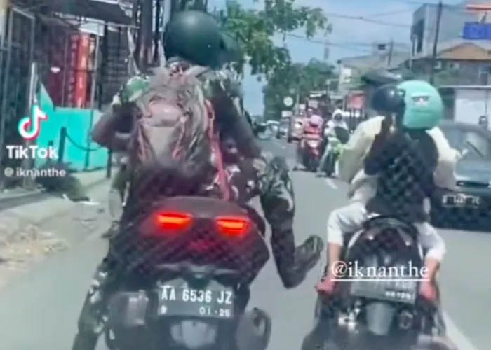Anggota TNI AU tendang motor ibu-ibu yang bawa anak hingga hampir terjatuh