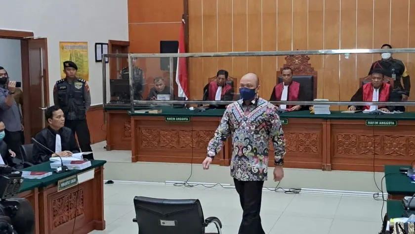 Jaksa Penuntut Umum (JPU) menuntut pidana mati terhadap mantan Kapolda Sumatera Barat Irjen Teddy Minahasa terkait kasus penjualan barang bukti narkotika jenis sabu.